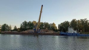 Разгрузка баржи