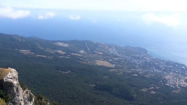 Вид с горы Ай-Петри. Сразу возле выхода с канатной доро смотреть онлайн