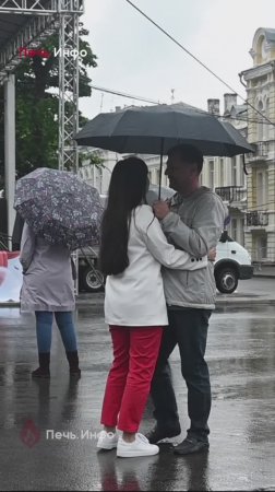 Даже дождь-разбойник не помешал смолянам выйти на площадь Ленина в День России