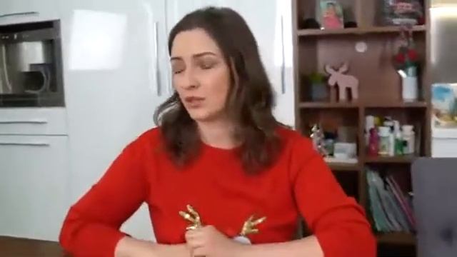 ВЕСЬ ДЕНЬ ЕМ ТОЛЬКО НОВОГОДНЮЮ ЕДУ Челлендж / Вики Шоу смотреть онлайн