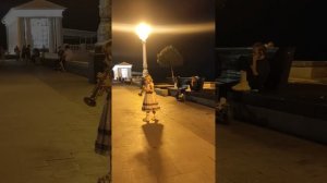 Маленькая девочка играет на трубе. Волгограда. 3 июля 20