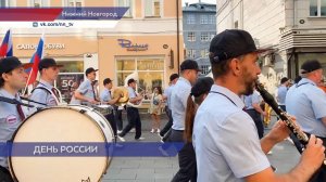 Стометровый триколор объединил тысячу россиян в шествии по Нижнему Новгороду