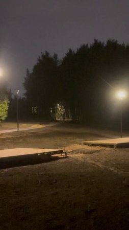 В парке на Крылатских холмах вдоль экотроп включили освещение и установили лавочки 💡