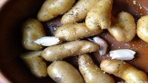 Картофель, запеченный с розмарином и чесноком