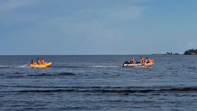 Банан за лодкой ПВХ с мотором 9.9/15 л.с., 4 такта. Как едет?