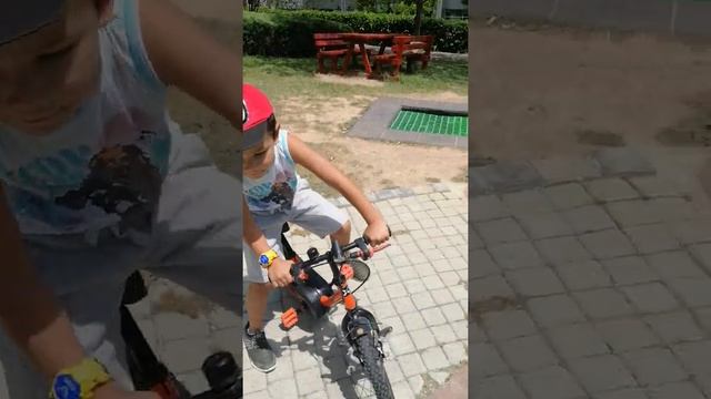 Хэздар Абай научился кататься на велосипеде