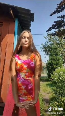 Самая красивая девочка позирует