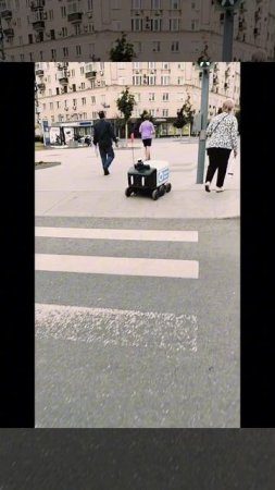 На работу . Зубовский бульвар , июнь 2025 г. Москва.