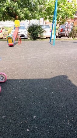 что мы делаем на площадке 😂
Мальчик в оранжевом наш с Дашей друг 🌸