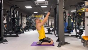 Верхняя тяга в кроссовере сидя с канатом ( спина)