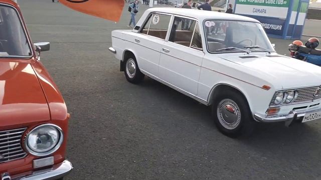 Выставка ретро автомобилей перед футбольным матчем в смотреть онлайн