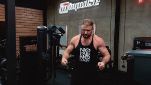 Махи на среднюю дельту в тренажере Impulse IT9537