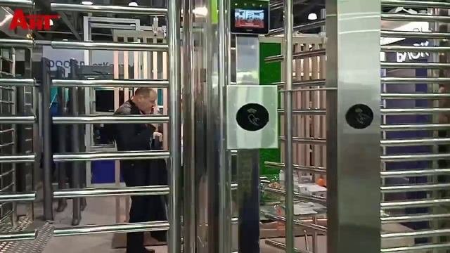 Блокпост: металлодетекторы, полноростовые турникеты