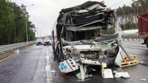 РЕН ТВ публикует кадры последствий ДТП с автобусом в Подмосковье