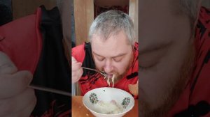 Ем на завтрак зелёный доширак с сосиской и майонезом