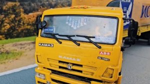 Едут грузовики, фуры модельки Камаз масштаб 1/43. Про ма?