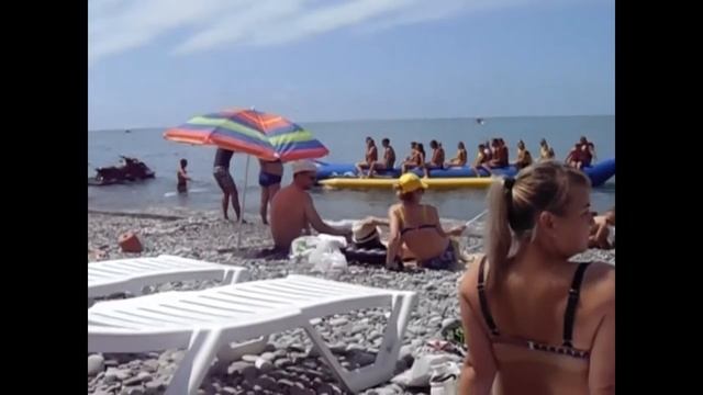 Центральный пляж в Лазаревском. Развлечения на пляже. Главный кормилец трубочками. 2021г.
