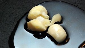 Жареные яйца с помидорами