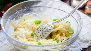 Картофельная бабка на сковороде