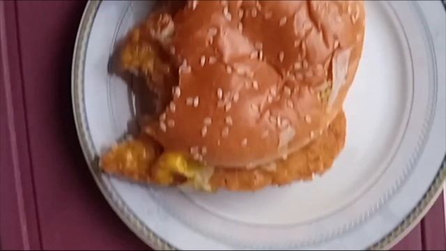 пробую бургер Чекин хит карри от вкусно и точка смотреть онлайн