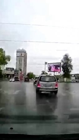 Хендай Крета подрезает слева в Омске