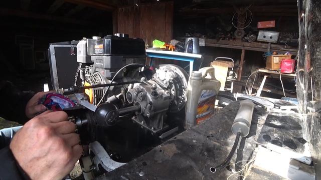 Мототолкач Ураган Тайга. Меняю масло в двигателе и ред