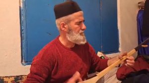 Исмат Розиев меборад борон ба шиша.