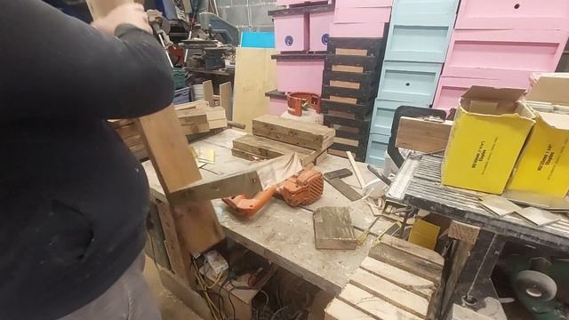 Простая и удобная подставка под улья смотреть онлайн