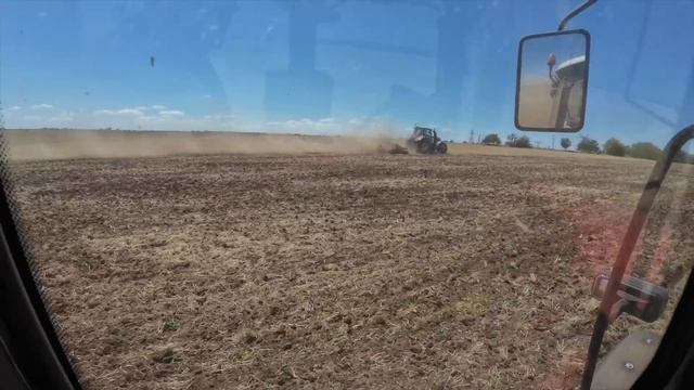 Уделал Valtra с Паллада на тракторе Фармер с лущильником General. Колісниця от Велес Агро на очеред