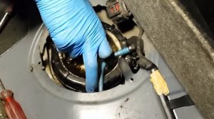 Polo Sedan - Замена фильтра грубой очистки в баке (Перезали?