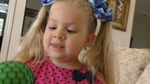 Диана и Рома Диана играет с мягкими шариками, видео для детей и малышей ясельного возраста