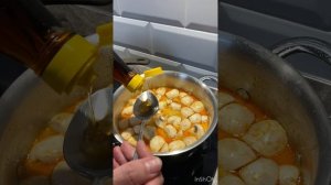 Муж кормит Том Ям или Том Кха