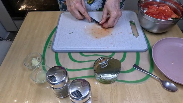 Итальянский салат с тунцом и помидором