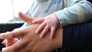 Брошенная в туалете аэропорта Анталии девочка обрела новую семью