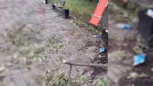 18+ ВСУ!!!
 Обстреляли парк в Селидово, когда там были гражданские люди — двое погибли.
