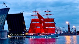 С Днём России! Алые паруса 2025, репетиция. Парусник прошел через разведенные мосты