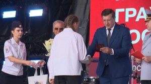 В День России Глеб Никитин вручил паспорта юным нижегородцам и награды благотворителям