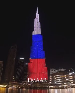 Башня Бурдж-Халифа окрасилась в российский триколор по случаю Дня России. Дубай, ОАЭ.