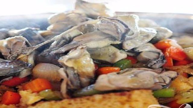 Жареный хлеб с устрицами и овощами