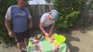 Жизнь в деревне. Готовлю салат венеция в деревне. Из колбасы, огурца, моркови и сыра.