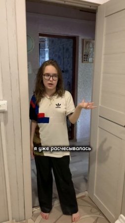 Мама абьюзит дочь за волосы
