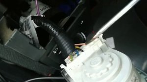 Проводим провод для регистратора.