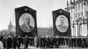 1 мая, рабы с задорным "Ура!" несут лики вождей.