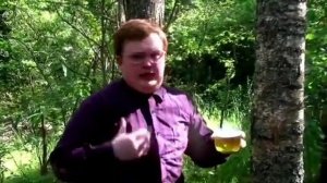 Ботаник пьёт берёзовый сок