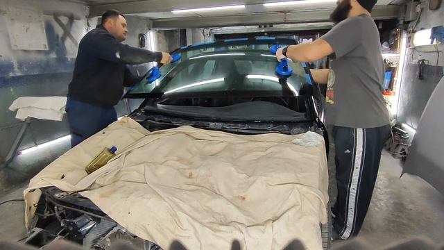 Mazda 626 96 рік Вклейка лобового скла  (весь процес ) смотреть онлайн