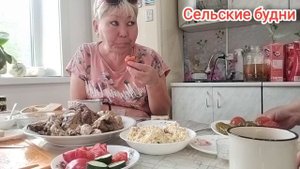 Пробуем хошхоног- бурятское блюдо. Пришла подруга, все листья у томатов оборвала.