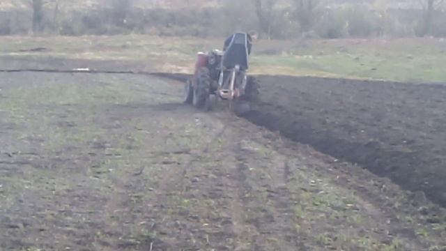 Саморобний трактор пахота плуг 2-25 смотреть онлайн