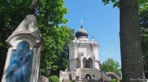 По Никольскому кладбищу Александро-Невской Лавры Санкт-Петербурга.