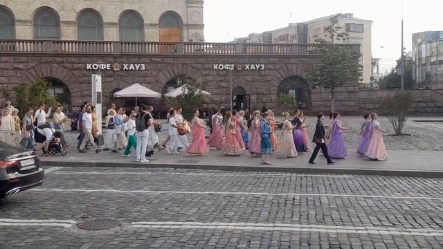 Индийский танец в городе Москве.
