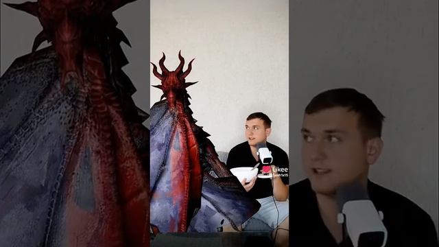 красный стол ест Доширак